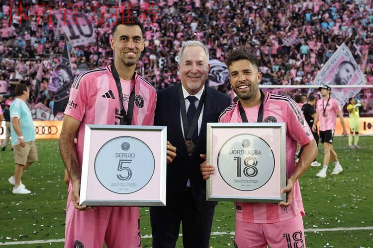 泪目!梅西用总冠军送别2好友+采访动情致敬 4家人携奖杯温馨合影 泪目!梅西用总冠军送别2好友+采访动情致敬 4家人携奖杯温馨合影